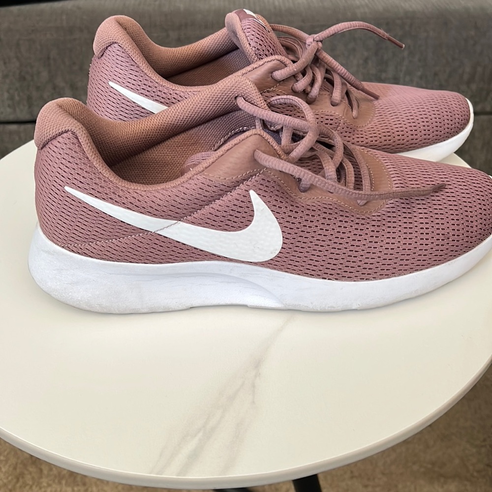 Nike Women’s tennis shoes size 11, gentle used. Color mauve